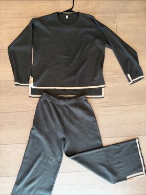 Amazon Dark Green Women’s Two-Piece Lounge Set with Cream Trim